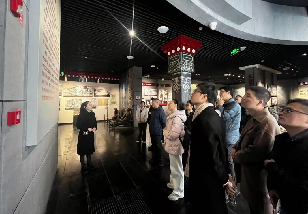 物理与电子工程学院党委组织教工赴雅安宝兴县开展“追寻...